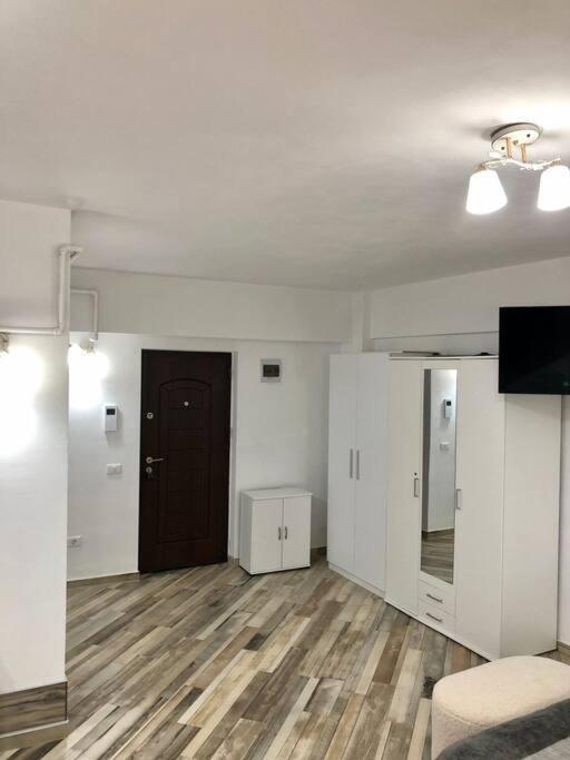 Garsoniera- Bulevard Dem Radulescu Ramnicu Valcea Luaran gambar